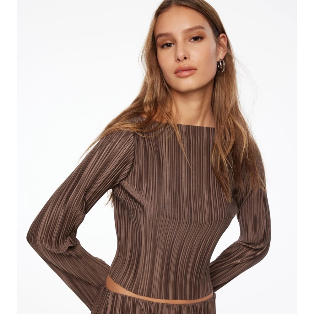 DYNAMITE Plissé Long Sleeve Top Size S brand new with tags